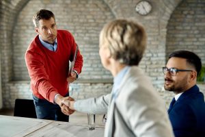 Concessionario e consulente Vicini di Cassa discutono un modello di collaborazione B2B