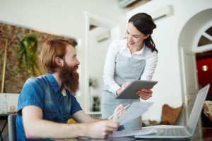 Consulente tecnico supporta un concessionario nella gestione post-vendita di una cassa automatica