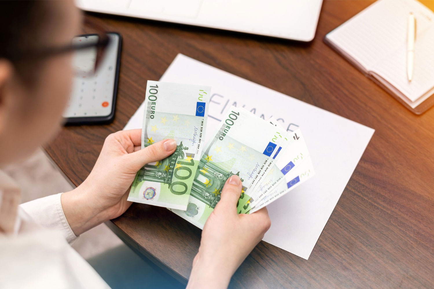 Persona controlla banconote in euro durante la verifica degli incassi