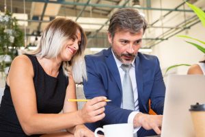Consulente e concessionaria discutono un modello di partnership operativa B2B