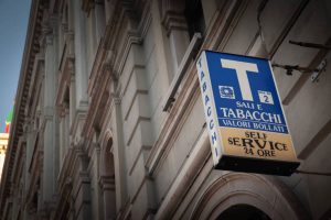 Insegna di una tabaccheria italiana aperta anche in modalità self service