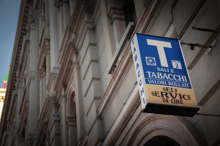 Insegna di una tabaccheria italiana aperta anche in modalità self service