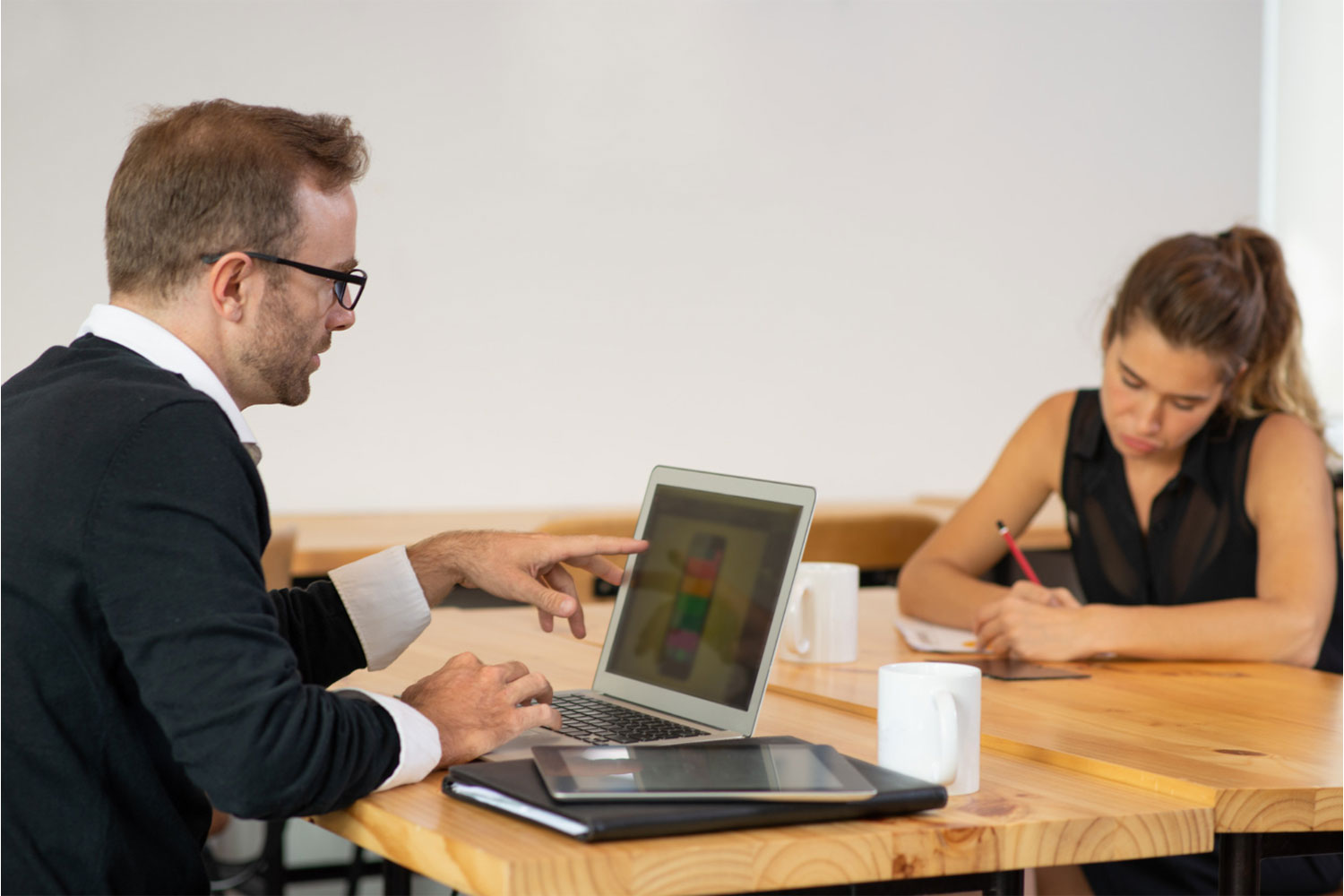 Consulente e concessionaria verificano un piano di assistenza continuativa B2B